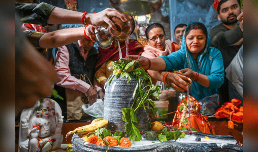 Second Monday of Shravan draws thousands of Kanwariyas, devotees to Shiva Temples across UP, U’khand
