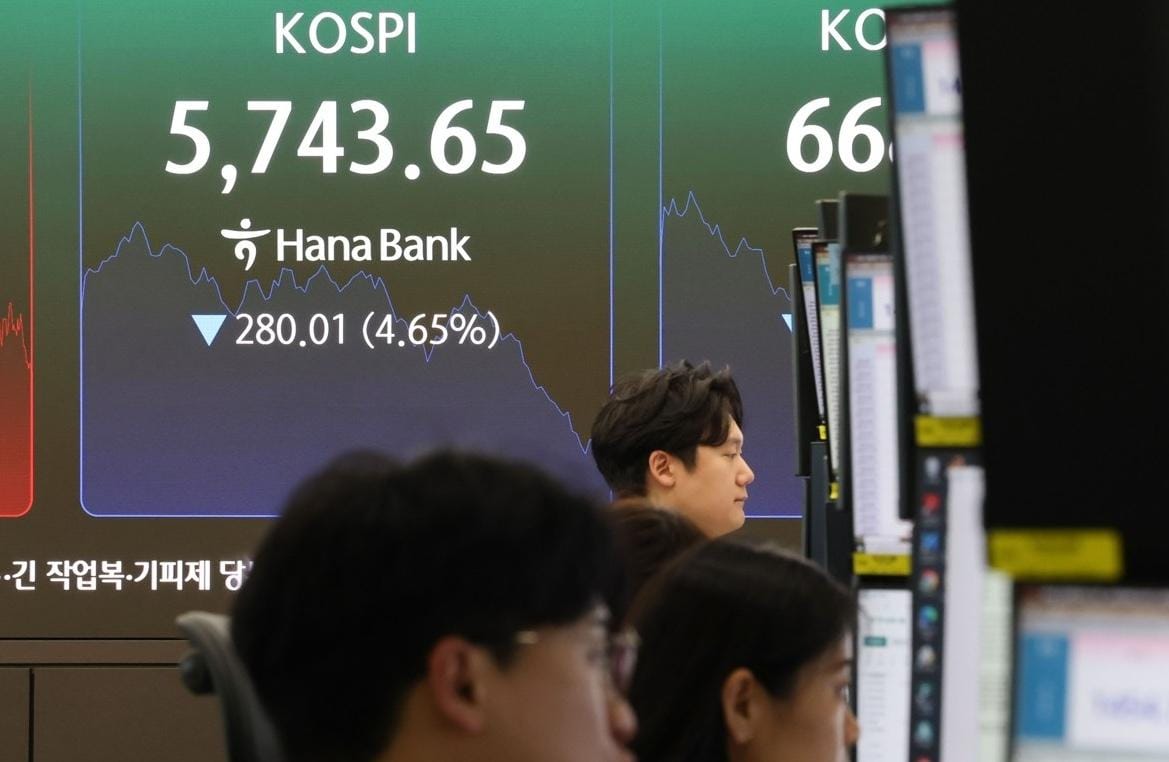 Seoul stocks open sharply lower after record surge on profit-taking