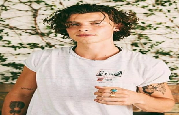 Shawn Mendes makes relationship with girlfriend public, shares pictures on her birthday