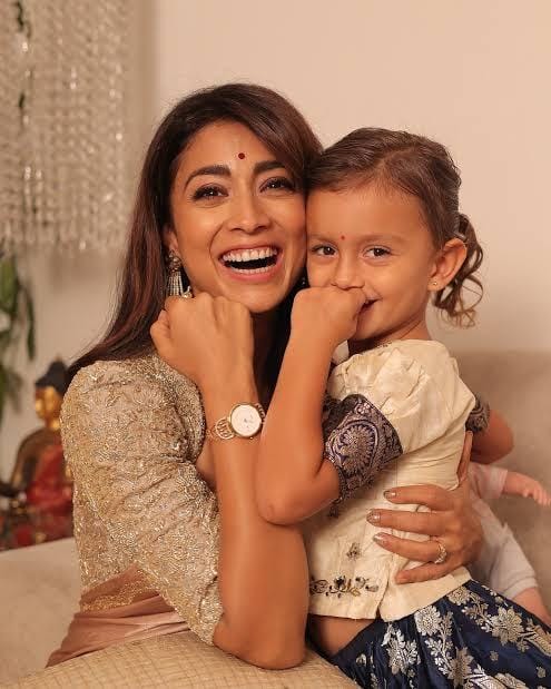 Shriya Saran’s 5-year-old daughter gets annoyed seeing paparazzi, yells ‘I don’t like it’