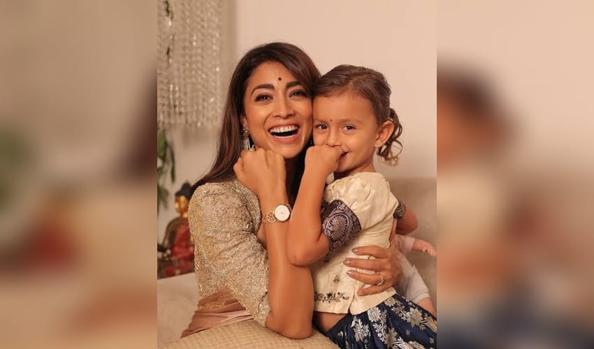 Shriya Saran’s 5-year-old daughter gets annoyed seeing paparazzi, yells ‘I don’t like it’