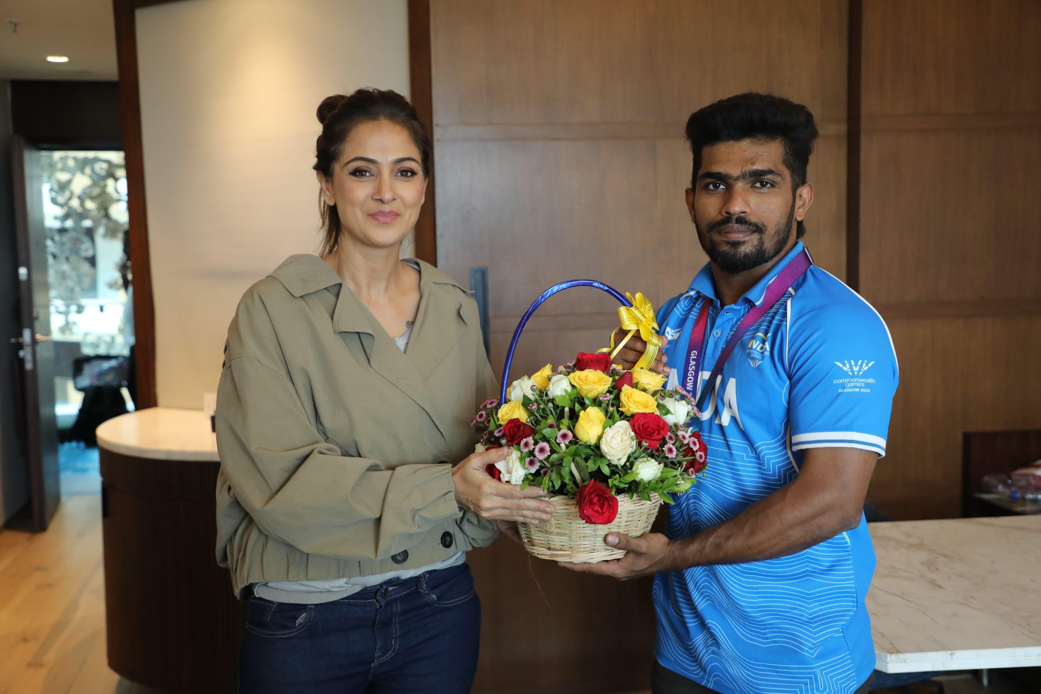 Simran meets Commonwealth Games silver medalist Raja Muthupandi; congratulates weightlifter for feat (Photo: IANS/PR)