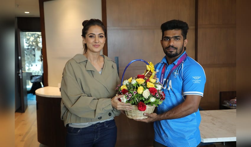 Simran meets Commonwealth Games silver medalist Raja Muthupandi; congratulates weightlifter for feat (Photo: IANS/PR)