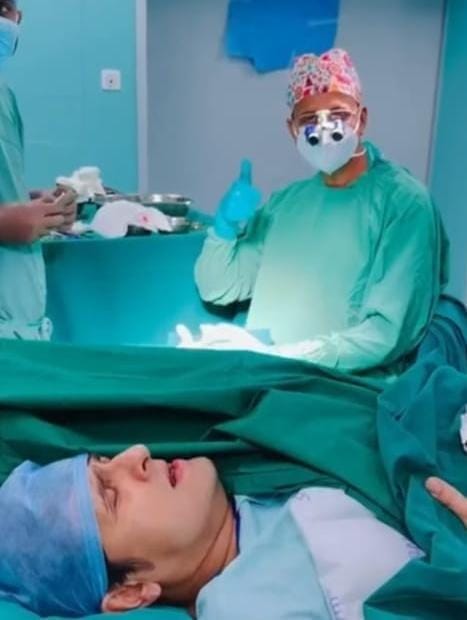 Sonu Nigam gives an impromptu performance while in surgery: Singing in the pain
