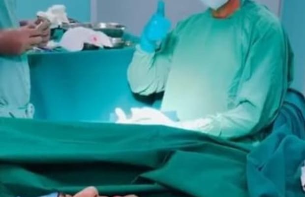 Sonu Nigam gives an impromptu performance while in surgery: Singing in the pain