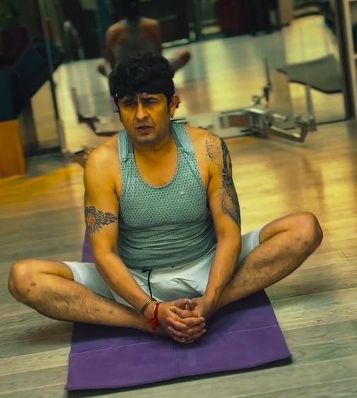 Sonu Nigam resumes his fitness journey with yoga after surgery 