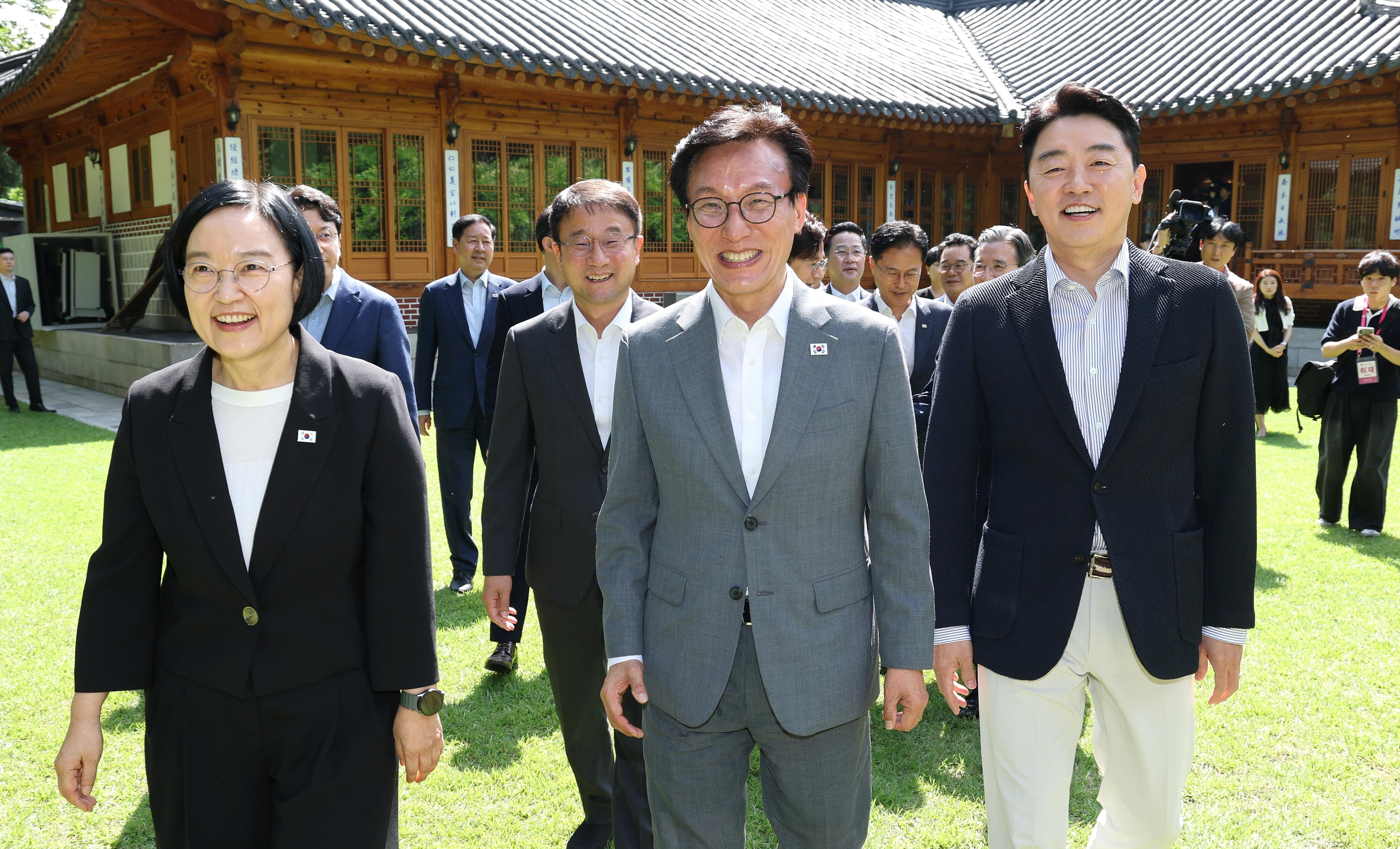 South Korea: Govt, ruling party share need to relax tax rule for single-home owners not living in property