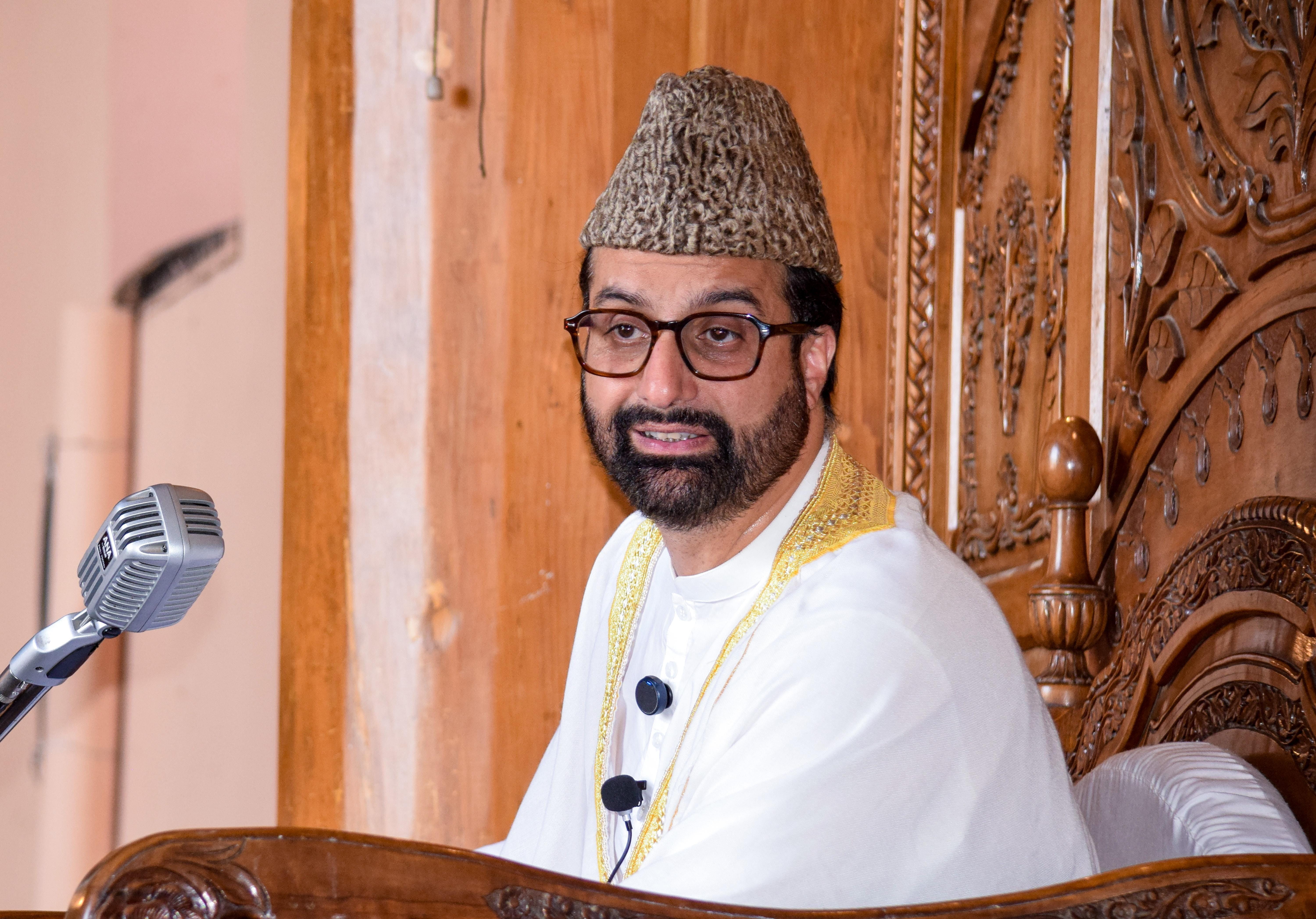 Srinagar: Mirwaiz Umar Farooq addresses gathering