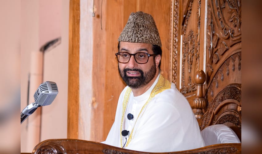 Srinagar: Mirwaiz Umar Farooq addresses gathering