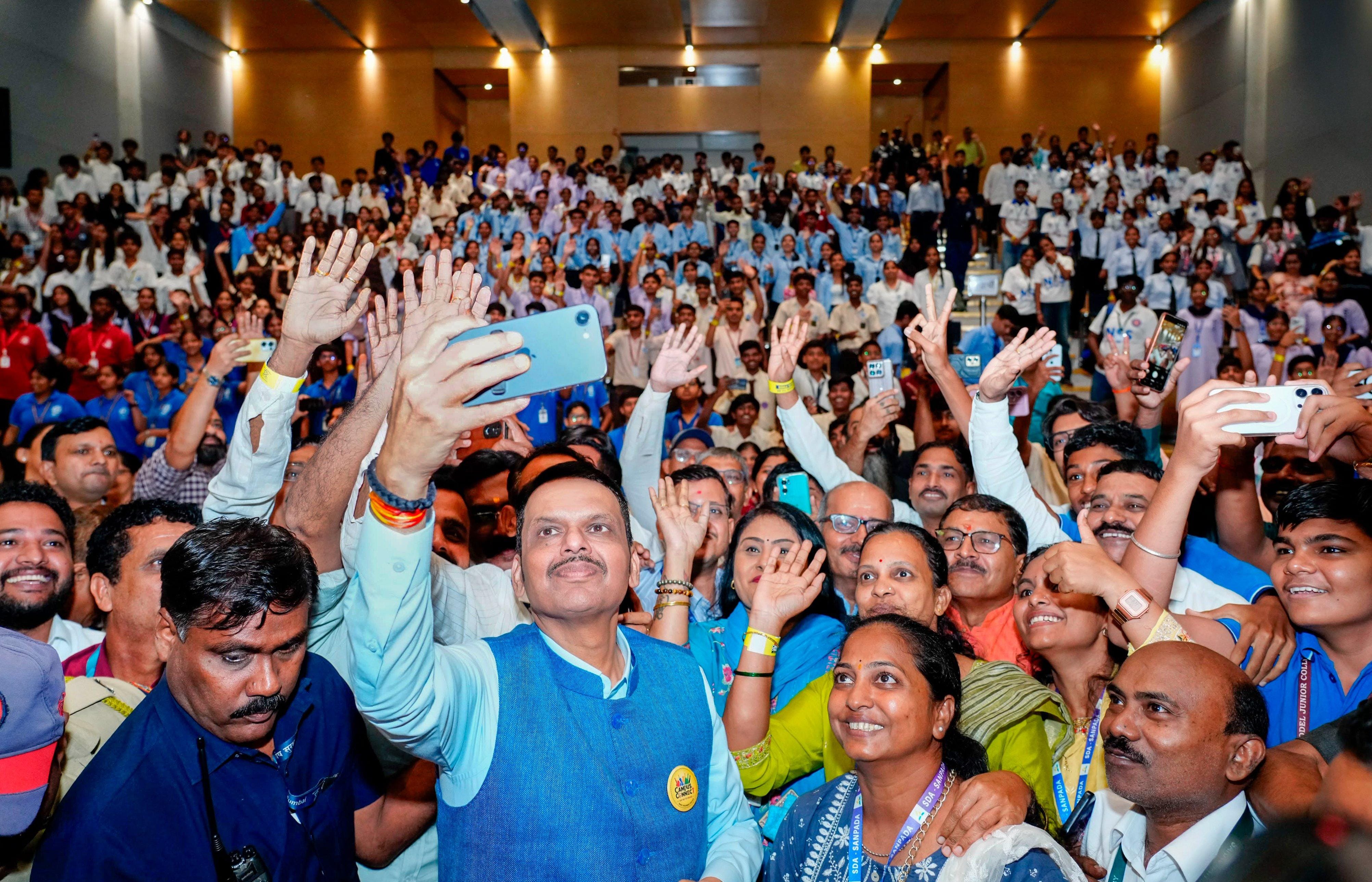 Students must stay away from drugs: Maha CM (Photo: @Dev_Fadnavis/X)