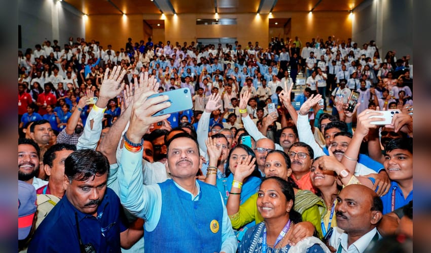 Students must stay away from drugs: Maha CM (Photo: @Dev_Fadnavis/X)