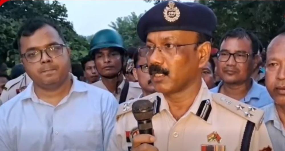 Surrendered extremists withdraw Tripura blockade after talks with officials (Lead) 