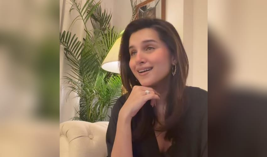 Tara Sutaria croons ‘Tum Hi Aana’ during midnight jam session