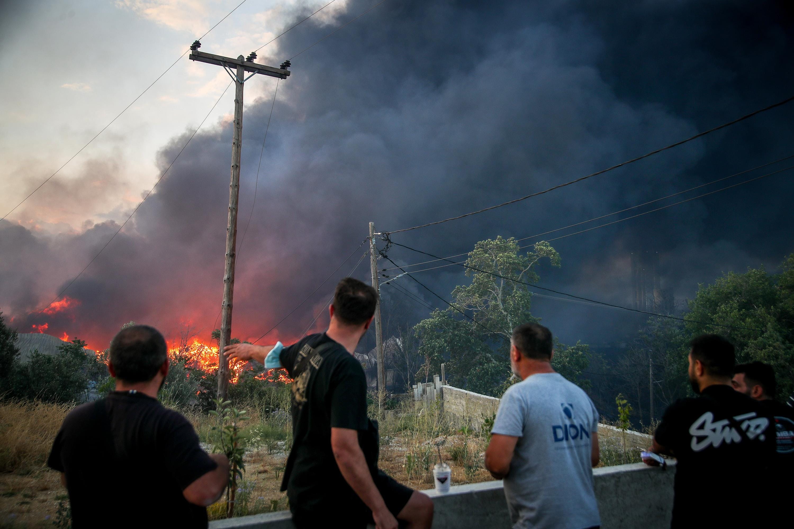 Thessaloniki: Wildfire engulfs outskirts with toxic smoke