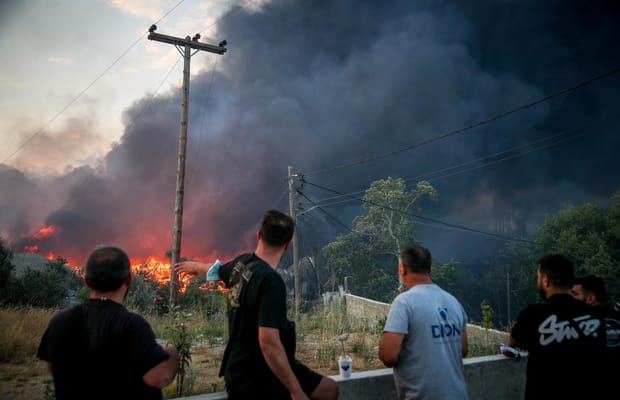 Thessaloniki: Wildfire engulfs outskirts with toxic smoke