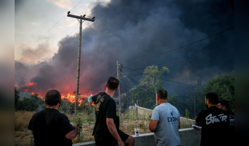 Thessaloniki: Wildfire engulfs outskirts with toxic smoke