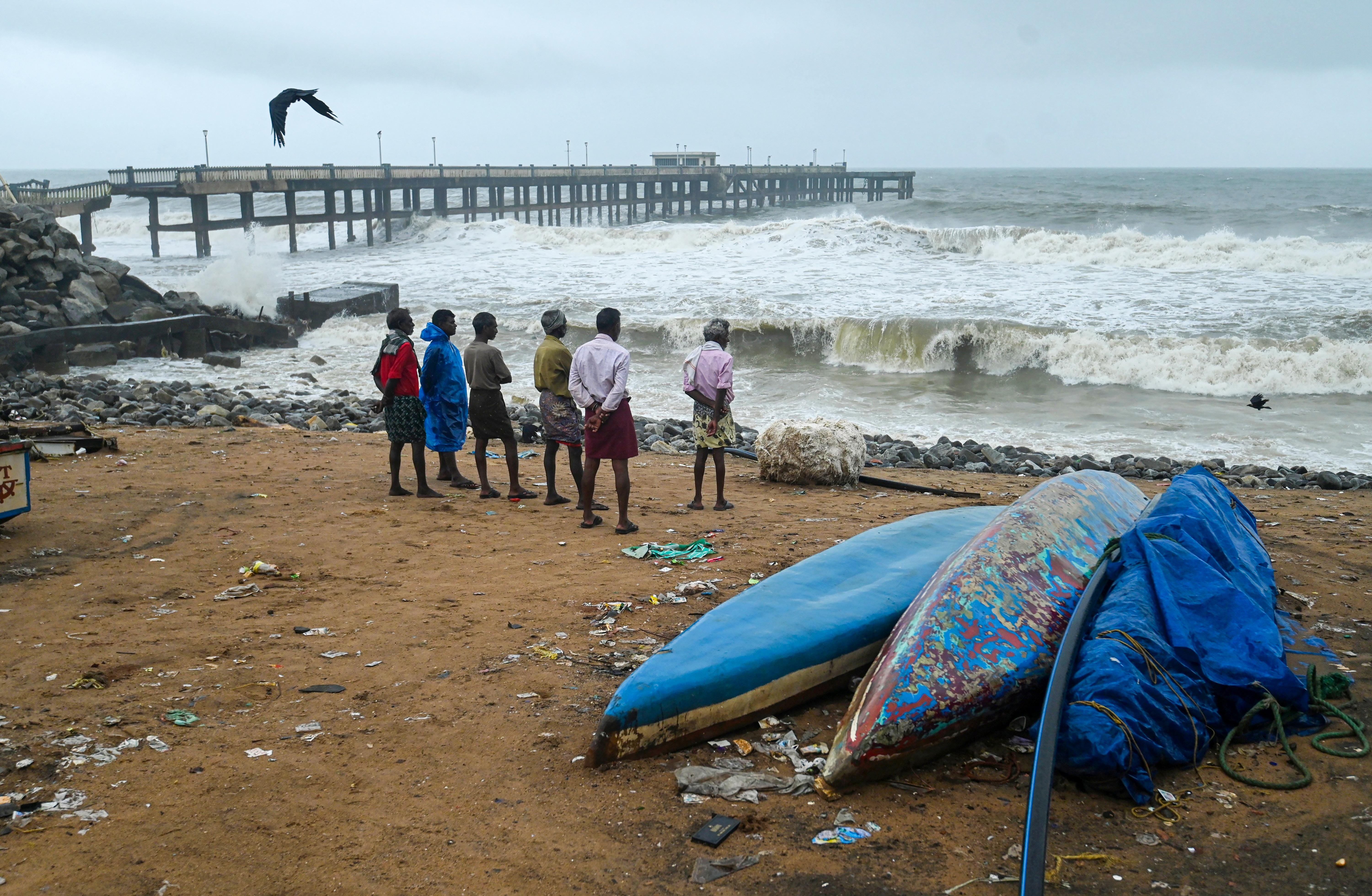 Thiruvananthapuram: High waves hit Arabian Sea coast near Valiyathura bridge