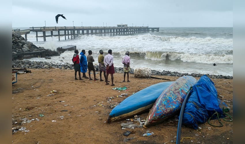 Thiruvananthapuram: High waves hit Arabian Sea coast near Valiyathura bridge