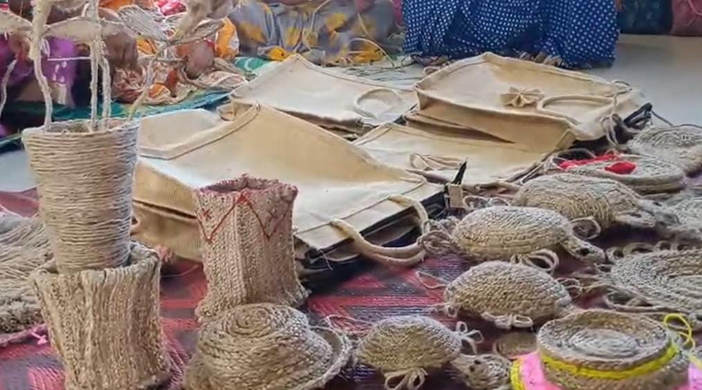Tripura: 20-day program trains Sipahijala women from SHGs in jute bag making (Photo: IANS)