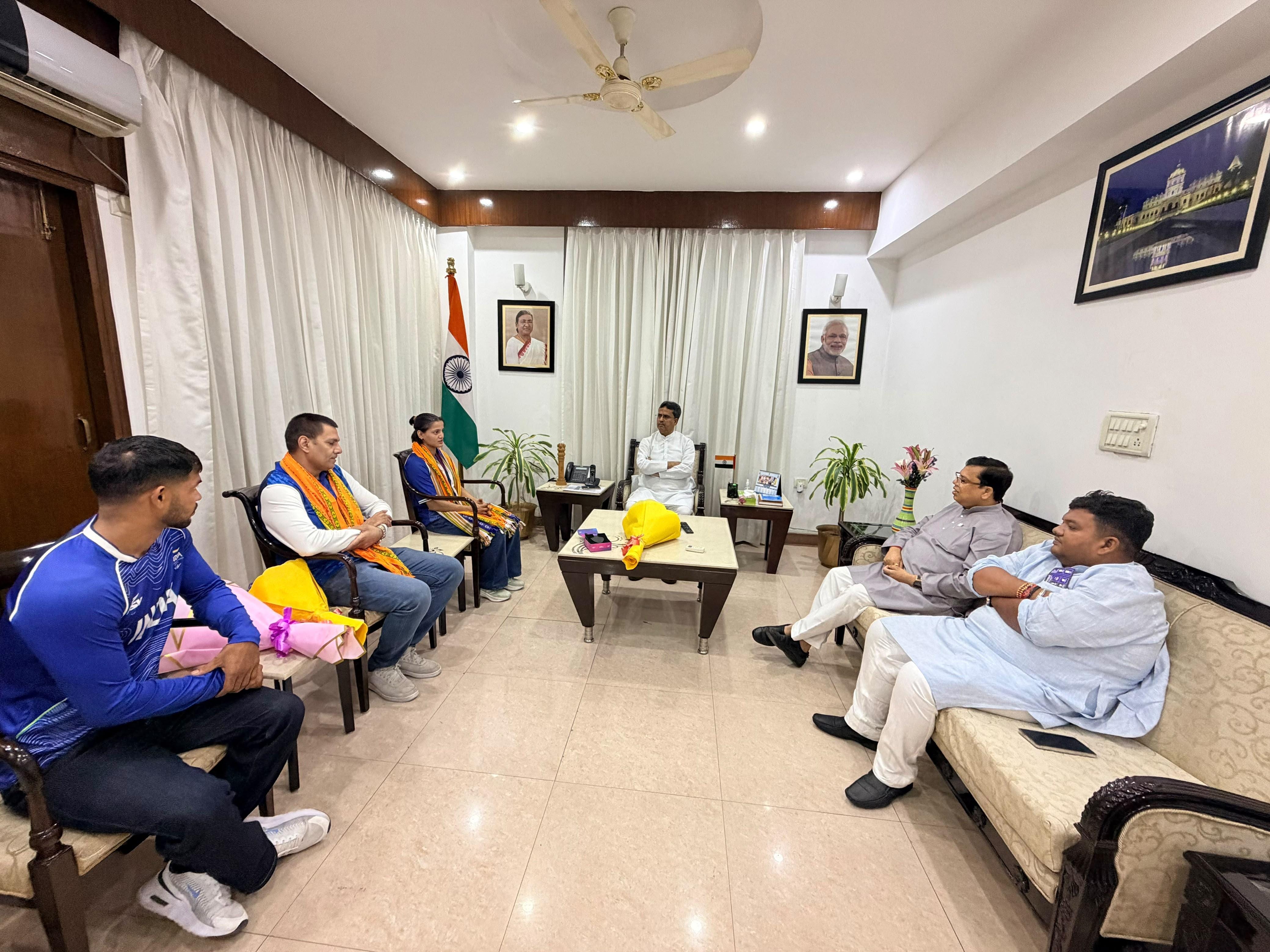 Tripura CM felicitates Commonwealth gold medallist Asmita Dey (Photo: IANS)
