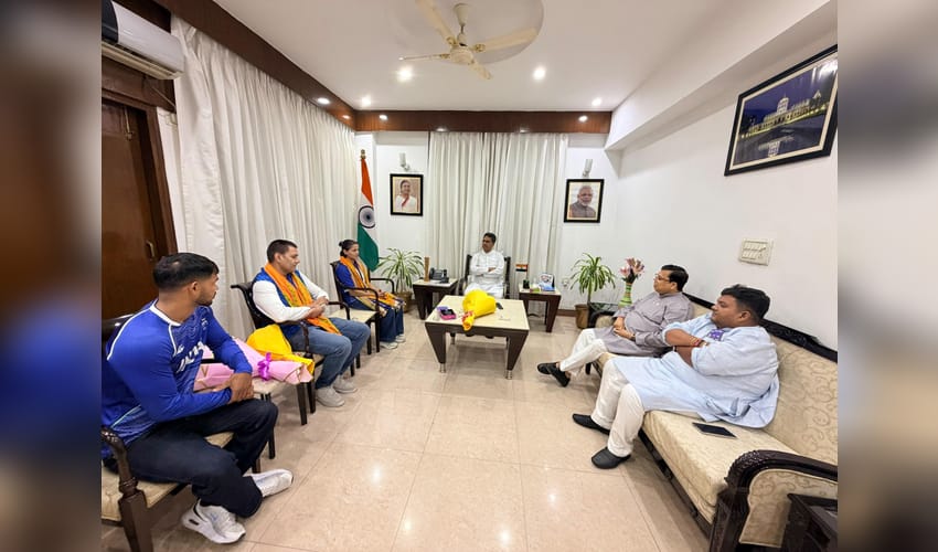 Tripura CM felicitates Commonwealth gold medallist Asmita Dey (Photo: IANS)
