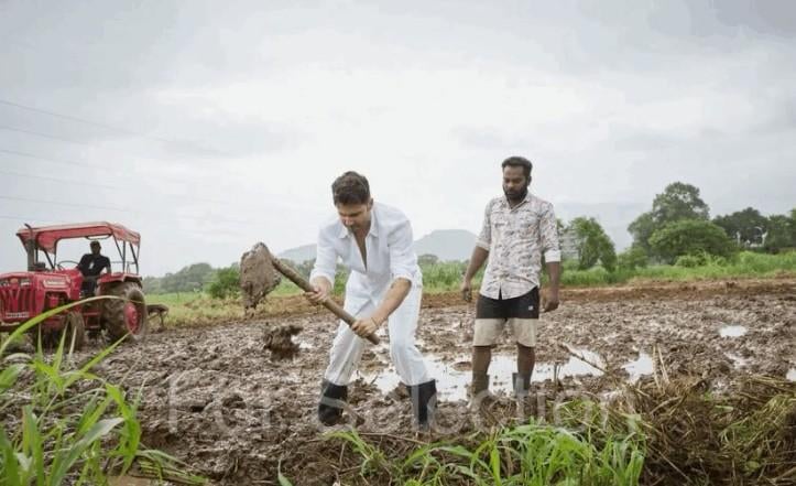 Varun Dhawan gets his hands dirty as he says ‘kheti shuru’