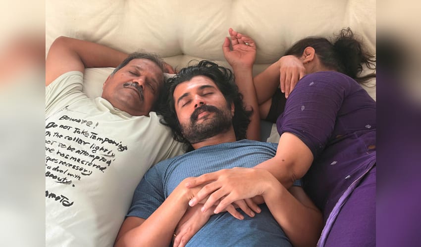 Vijay Deverakonda spends the day chilling with parents as shoot gets cancelled due to rain