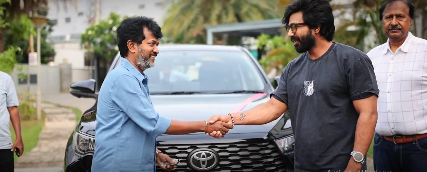 Vishnu Vishal presents brand new car to 'Gatta Kusthi 2' director Chella Ayyavu! (Photo Credit: Vishnu vishal/X)