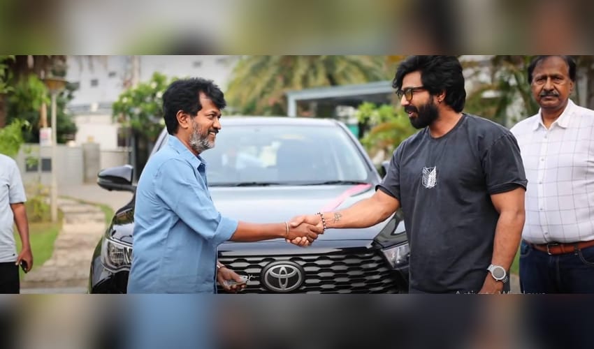Vishnu Vishal presents brand new car to 'Gatta Kusthi 2' director Chella Ayyavu! (Photo Credit: Vishnu vishal/X)