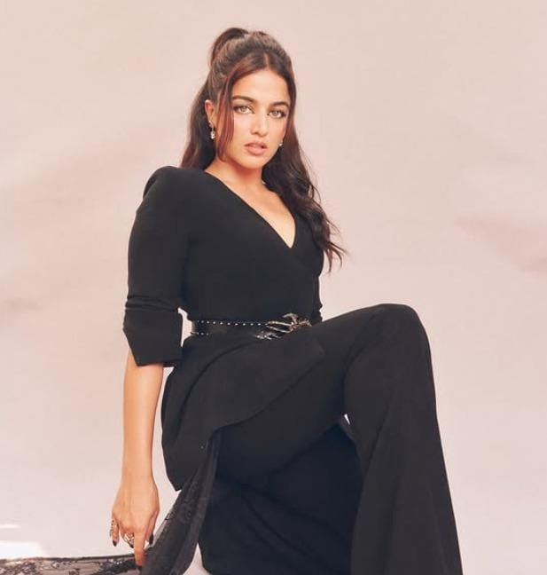 Wamiqa Gabbi recreates Kareena Kapoor, Priyanka Chopra's iconic 'Aitraaz' courtroom scene