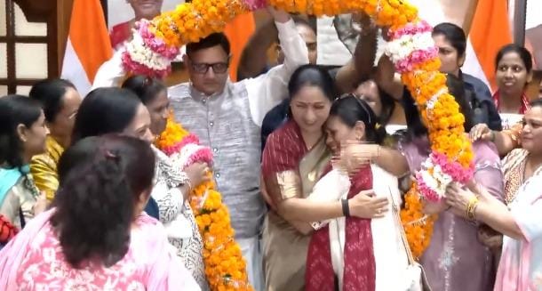 Women get emotional after meeting Delhi CM; bicycles distributed under Vidya Vahini scheme