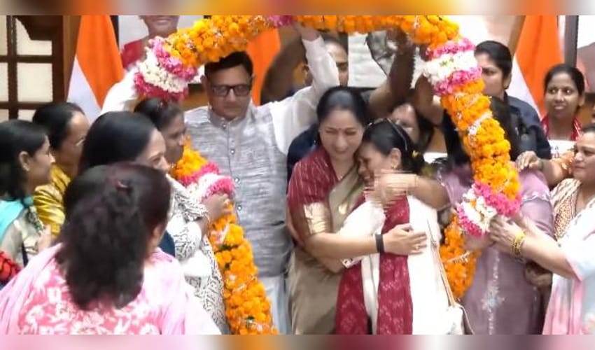Women get emotional after meeting Delhi CM; bicycles distributed under Vidya Vahini scheme