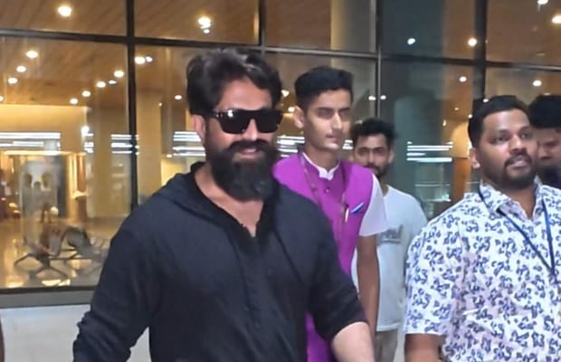 Yash takes out extra time time to pose for selfies with fans before leaving Mumbai airport