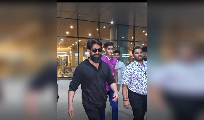 Yash takes out extra time time to pose for selfies with fans before leaving Mumbai airport